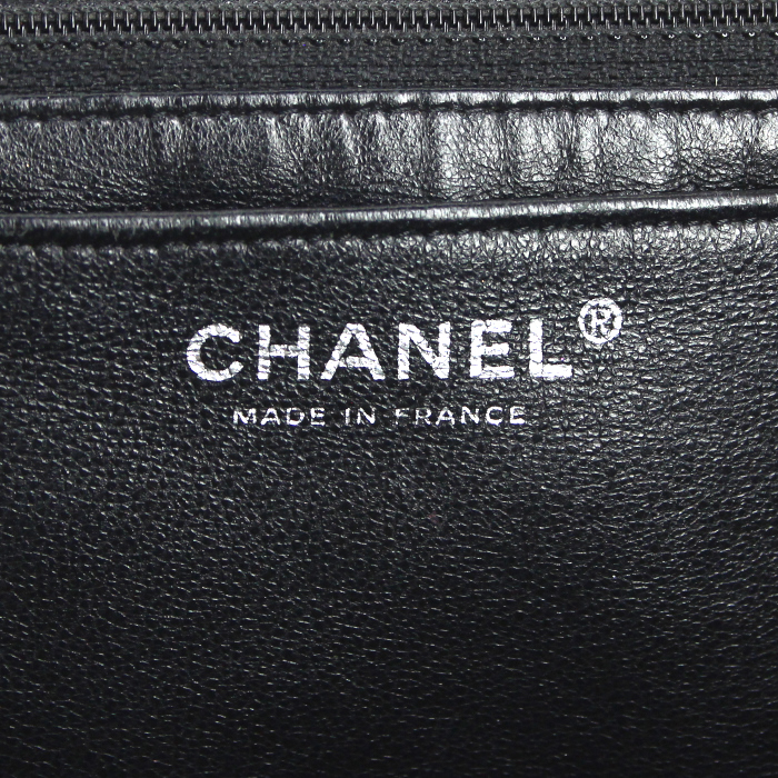 Sac à main Chanel Timeless maxi jumbo en cuir grainé matelassé noir - Detail D4