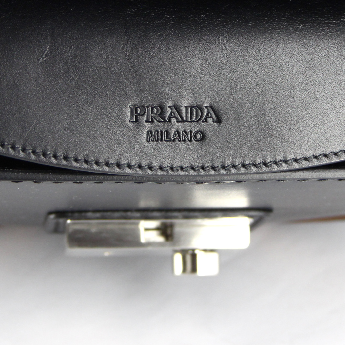 Sac à main Prada  Sound Lock en cuir noir et marron - Detail D3