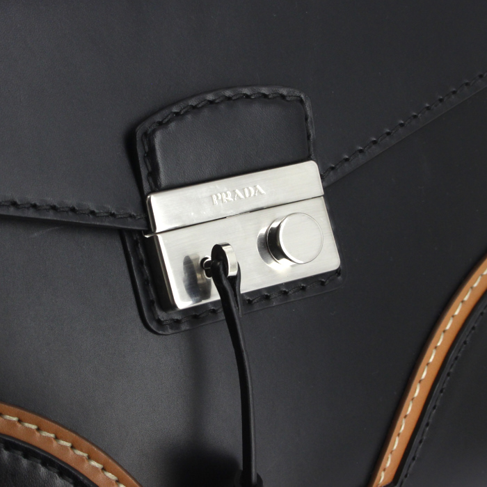 Sac à main Prada  Sound Lock en cuir noir et marron - Detail D4