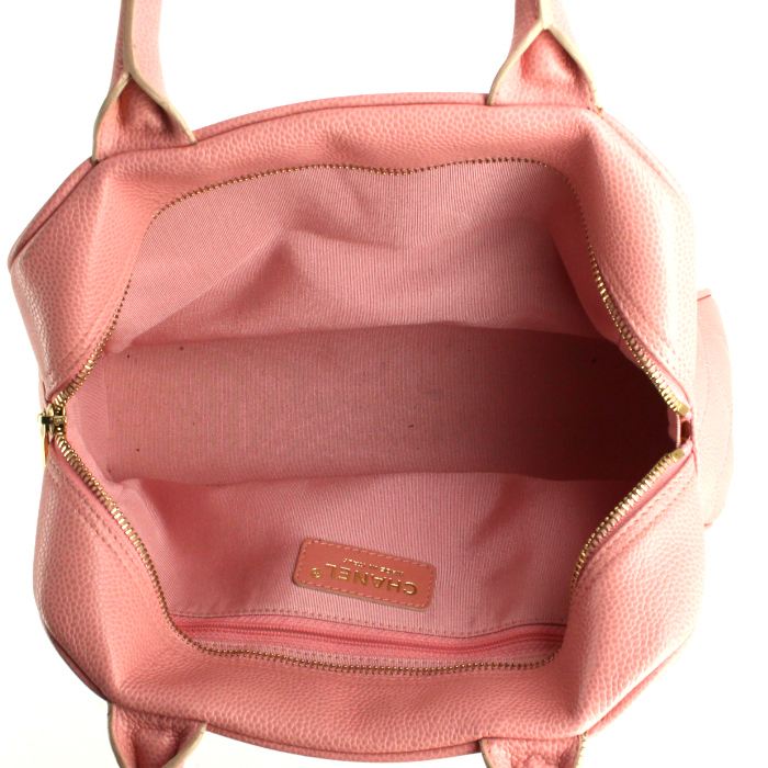 Bolso de mano Chanel en cuero granulado acolchado rosa - Detail D2