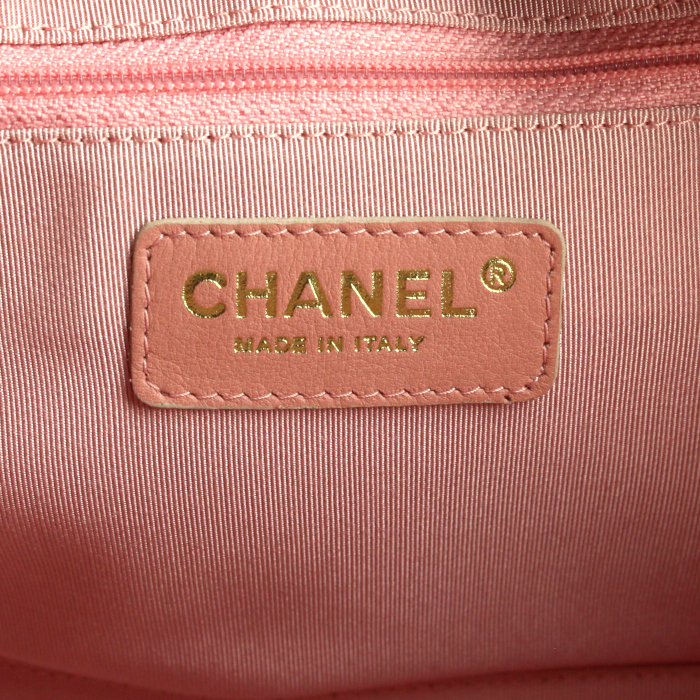 Bolso de mano Chanel en cuero granulado acolchado rosa - Detail D3
