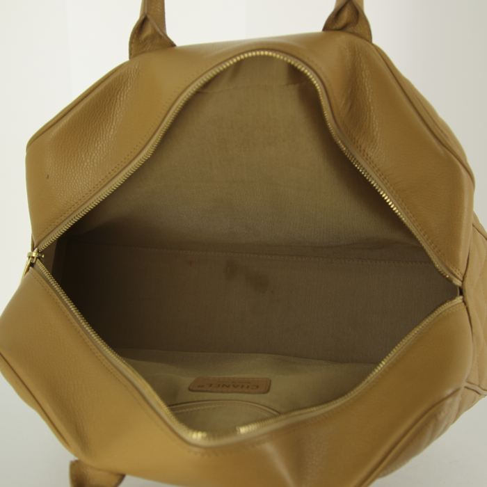 Chanel handbag in beige quilted grained leather - Detail D2