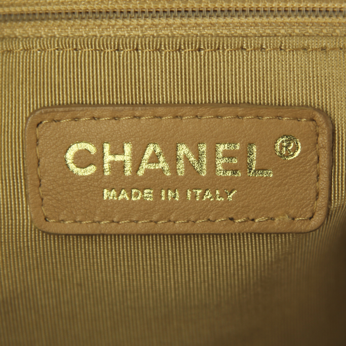 Chanel handbag in beige quilted grained leather - Detail D3