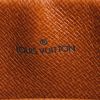 Bolsito de mano Louis Vuitton Compiègne en lona Monogram marrón y cuero natural - Detail D3 thumbnail