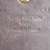 Billetera Louis Vuitton Sarah en charol Monogram violeta - Detail D3 thumbnail