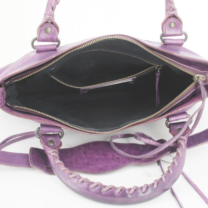 Bolso de mano Balenciaga Classic City en cuero violeta - Detail D3