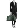Bolsa de viaje Louis Vuitton Kendall en cuero taiga verde pino y tela verde pino - Detail D2 thumbnail