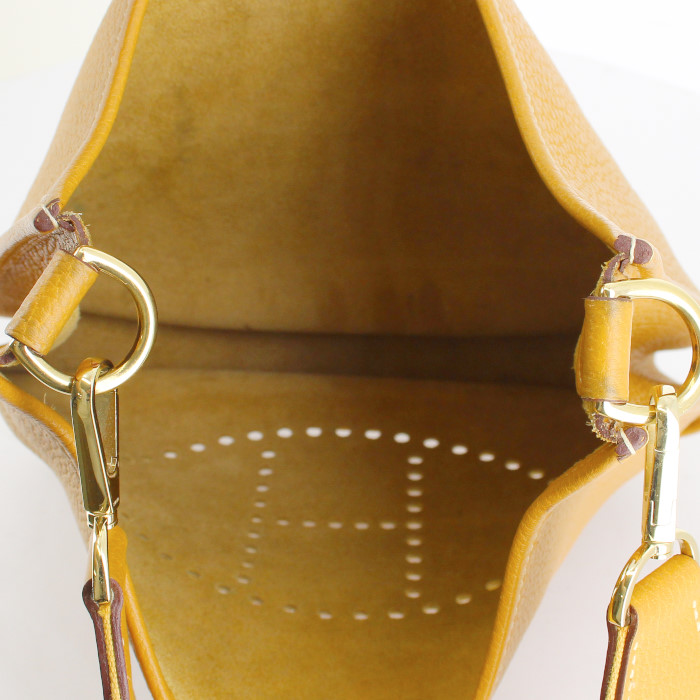 Bolso zurrón Hermes Evelyne modelo grande en cuero taurillon clémence color oro - Detail D2