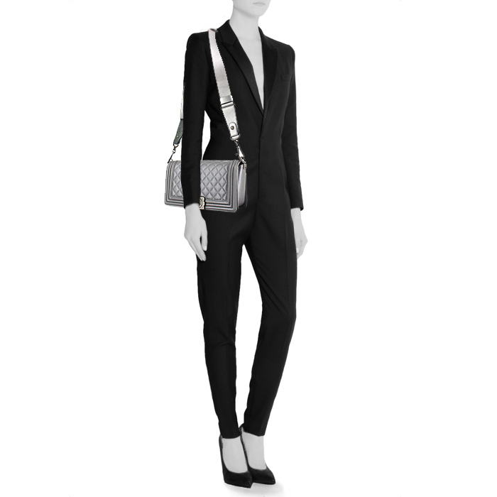 Chanel Boy handbag in silver leather - Detail D1