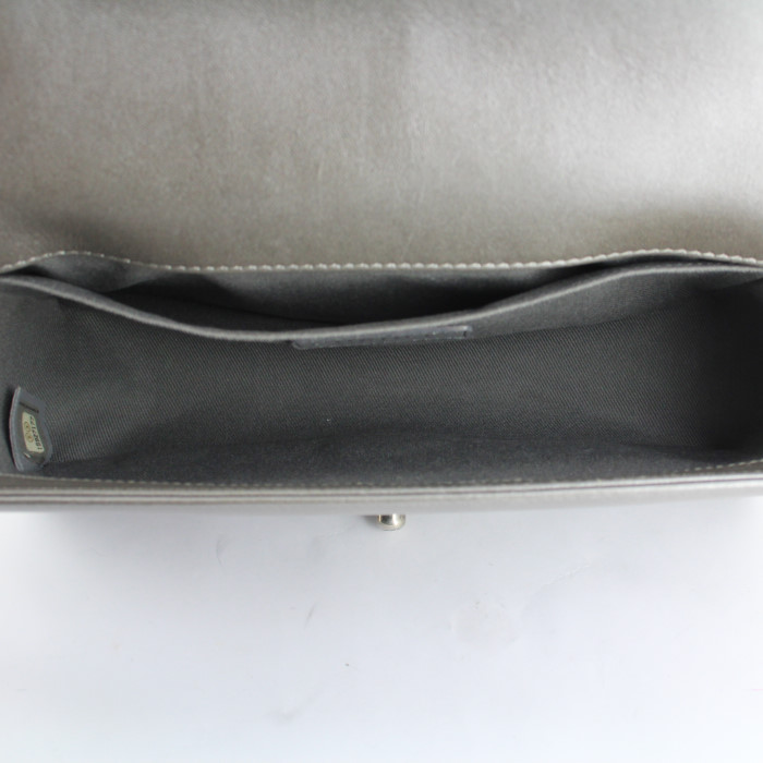 Chanel Boy handbag in silver leather - Detail D2