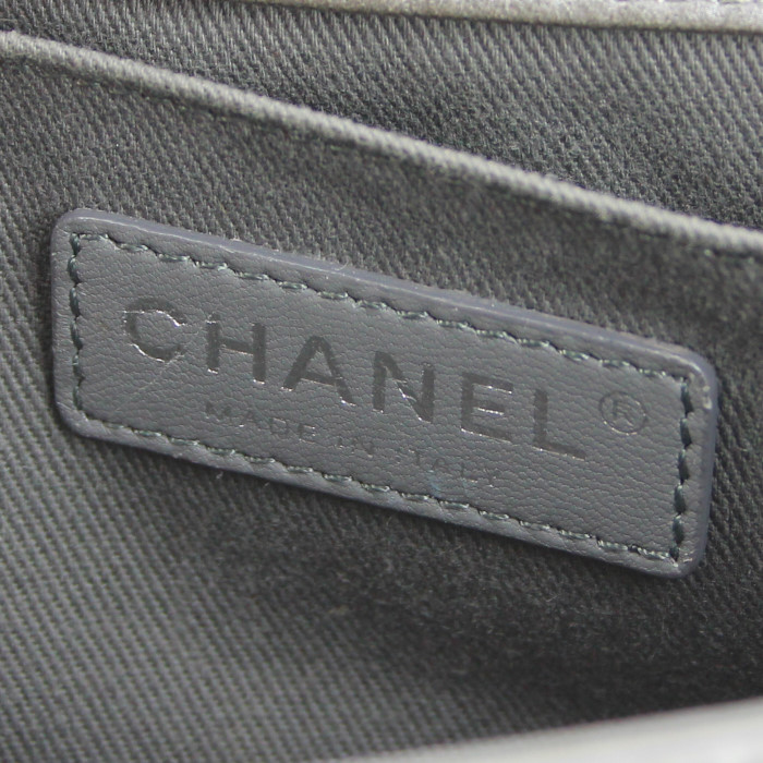 Chanel Boy handbag in silver leather - Detail D3