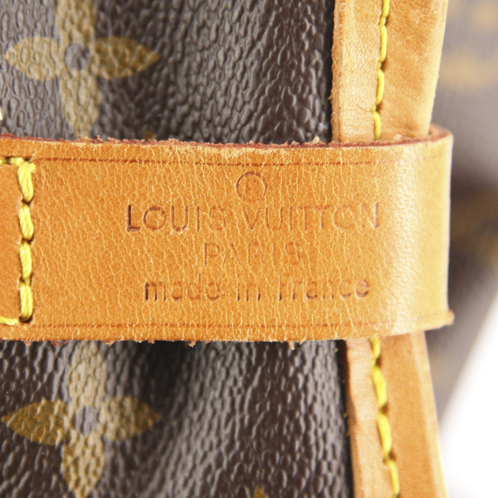 Porte-habits Louis Vuitton en toile monogram et cuir naturel - Detail D4