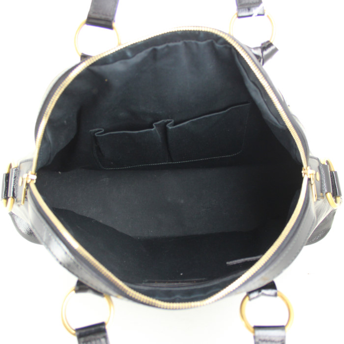 Bolso de mano Yves Saint Laurent Muse mediano en charol negro - Detail D2