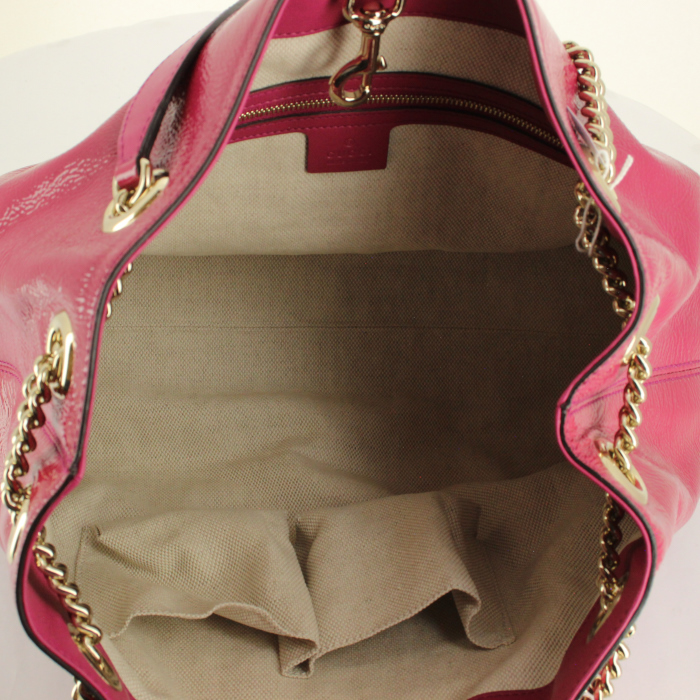 Sac à main Gucci Soho en cuir vernis rose - Detail D2