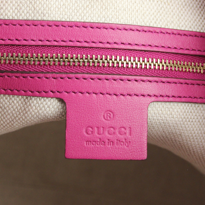 Sac à main Gucci Soho en cuir vernis rose - Detail D3