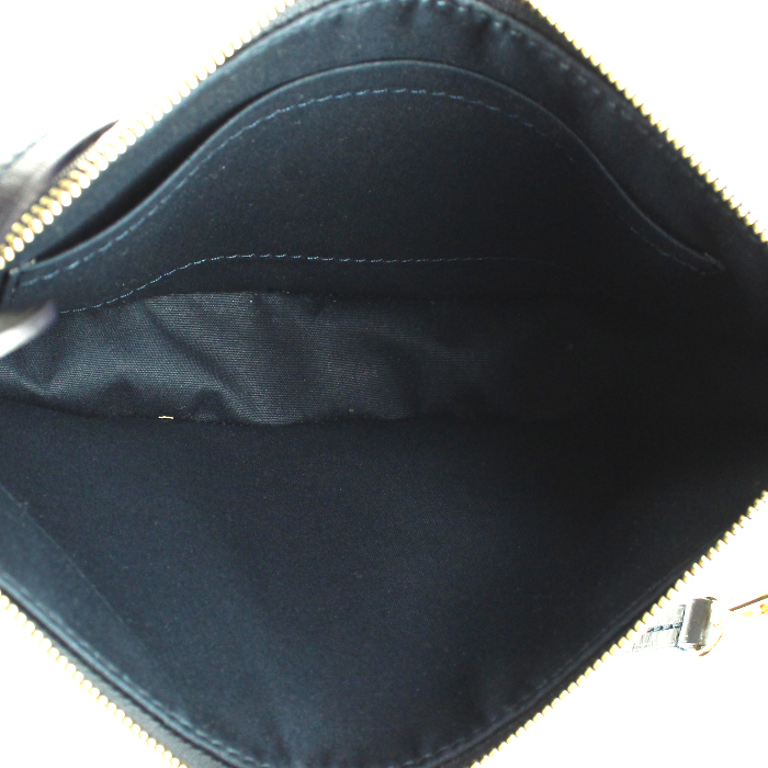 Bolsito de mano Louis Vuitton en lona Monogram blanca y azul y cuero azul marino - Detail D2