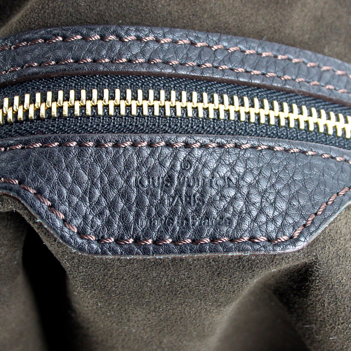 Sac à main Louis Vuitton grand modèle en cuir Mahina marron - Detail D3