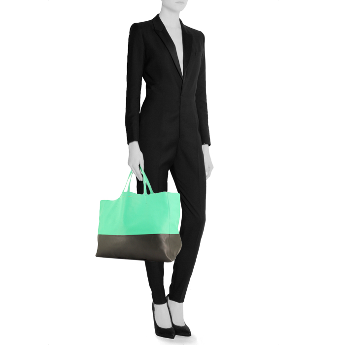 Celine shopping bag in green and black leather - Detail D1