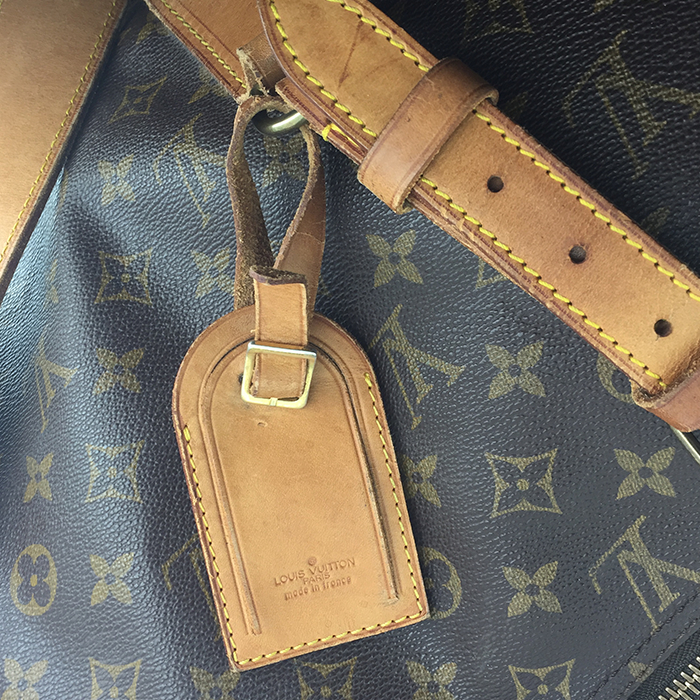 Sac de voyage Louis Vuitton en toile monogram enduite et cuir naturel - Detail D2