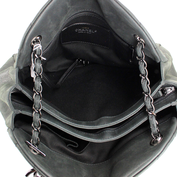 Bolso de mano Chanel en cuero acolchado negro - Detail D3