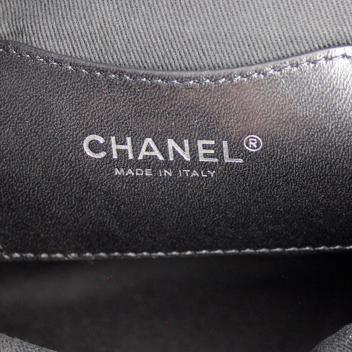 Bolso de mano Chanel en cuero acolchado negro - Detail D5