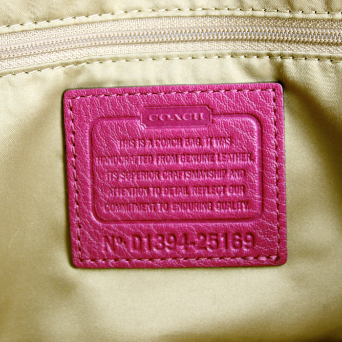 Coach handbag in fushia pink grained leather - Detail D4
