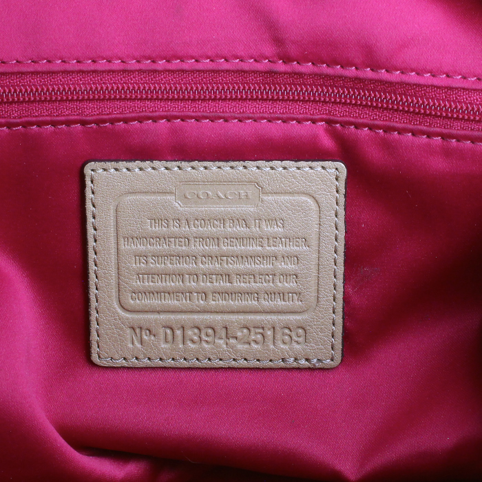 Coach handbag in beige leather - Detail D4