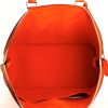 Louis Vuitton handbag in orange epi leather - Detail D2 thumbnail