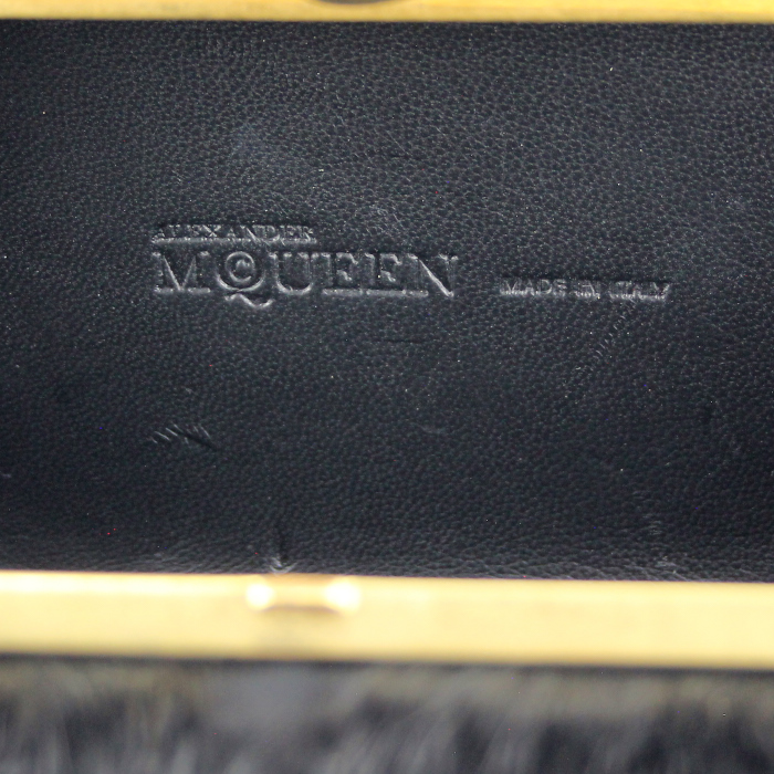 Pochette Alexander McQueen en fourrure noire - Detail D3
