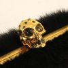 Pochette Alexander McQueen en fourrure noire - Detail D4 thumbnail