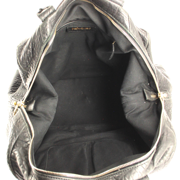 Bolso de mano Yves Saint Laurent Easy en cuero granulado negro - Detail D2