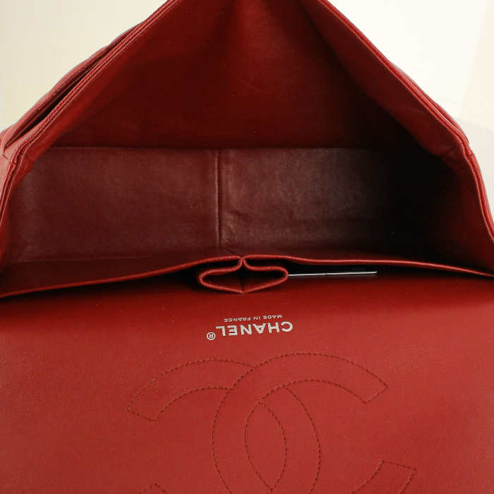Sac à main Chanel Timeless jumbo en cuir grainé matelassé rouge - Detail D3