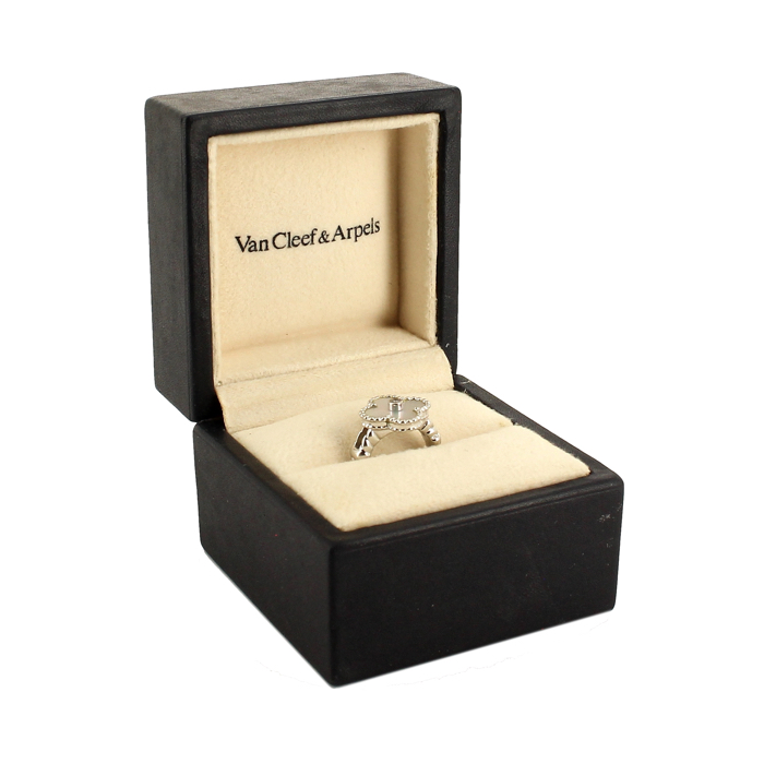 Van Cleef
Arpels Alhambra Vintage ring in white gold, mother of pearl and diamond - Detail D2