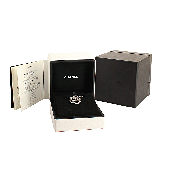 Chanel Camélia Fil small model necklace in white gold and diamonds - Detail D2