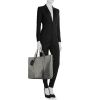 Bolso zurrón Louis Vuitton en lona a cuadros gris y cuero negro - Detail D1 thumbnail