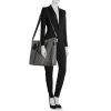 Bolso zurrón Louis Vuitton en lona a cuadros gris y cuero negro - Detail D2 thumbnail