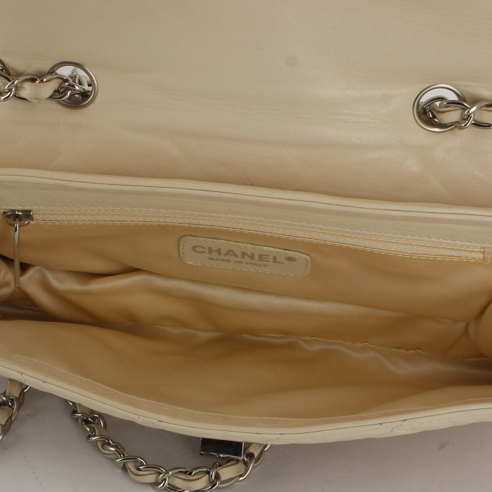 Chanel Croisière Bag handbag in off-white quilted leather and black piping - Detail D3