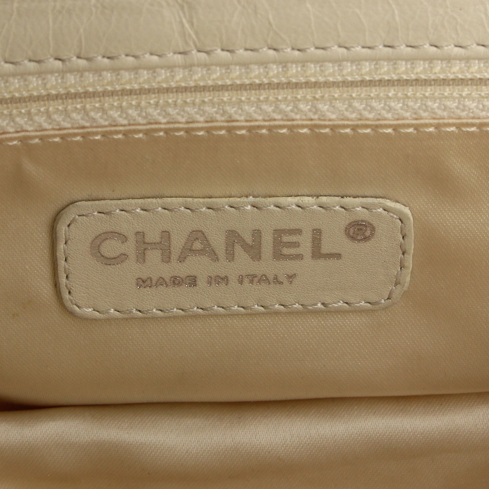 Sac à main Chanel Croisière Bag en cuir matelassé blanc-cassé et jonc noir - Detail D4
