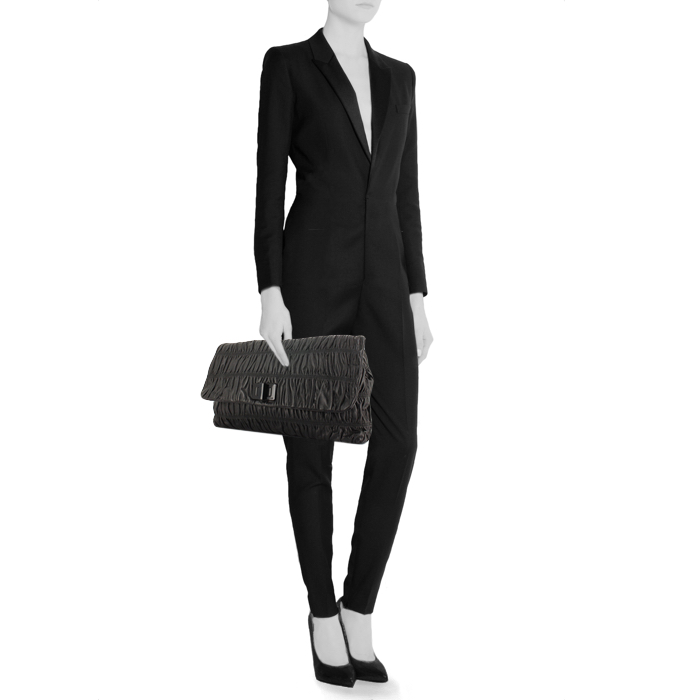 Prada Gaufre large model pouch in black leather - Detail D1