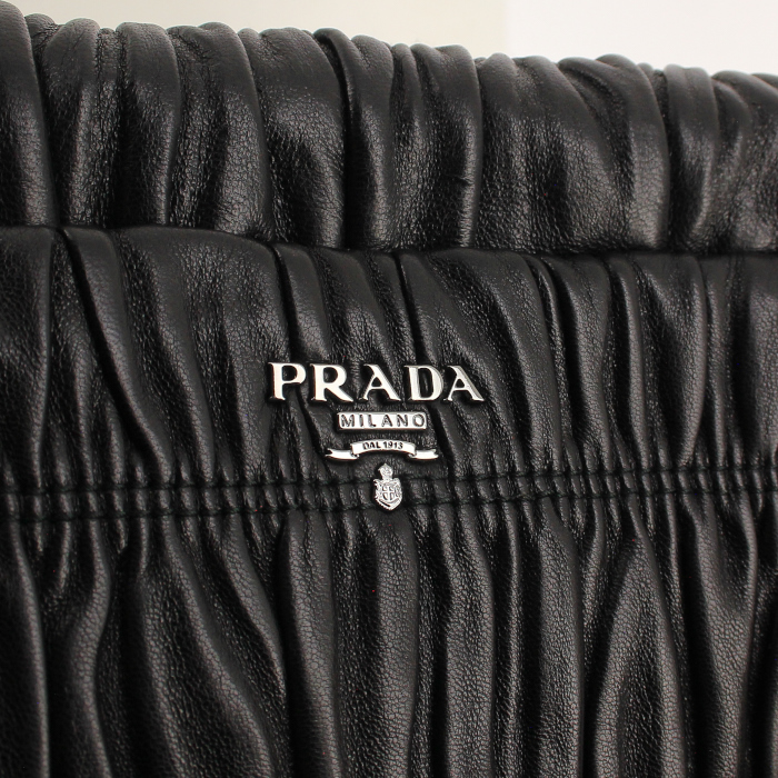 Pochette Prada Gaufre modello grande in pelle nera - Detail D5