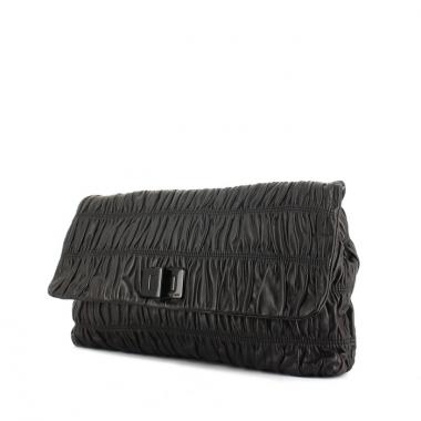Bolsito de mano Prada Gaufre modelo grande en cuero negro