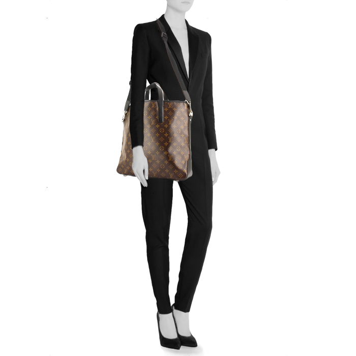 Sac besace Louis Vuitton Tadao en toile monogram et cuir noir - Detail D1