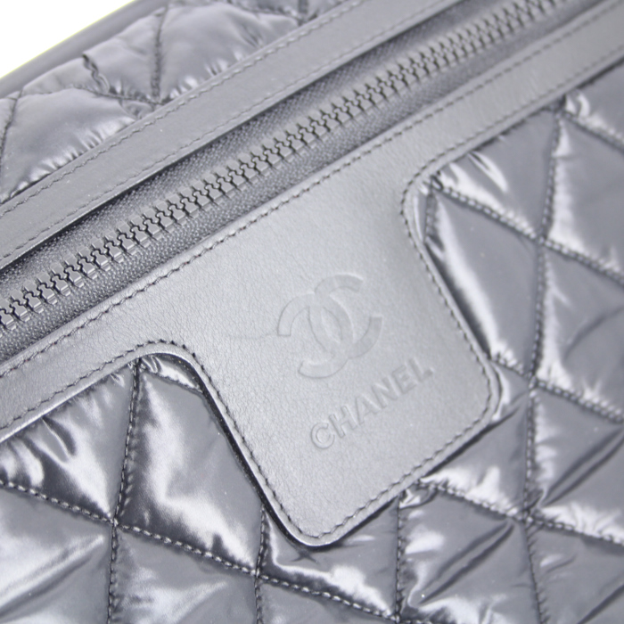 Chanel Coco Cocoon handbag in black canvas - Detail D4