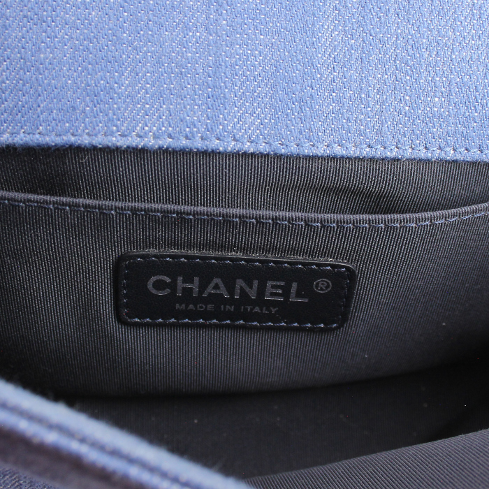 Bolso de mano Chanel Boy en lona denim azul - Detail D4