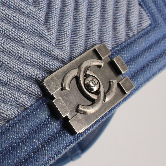 Bolso de mano Chanel Boy en lona denim azul - Detail D5