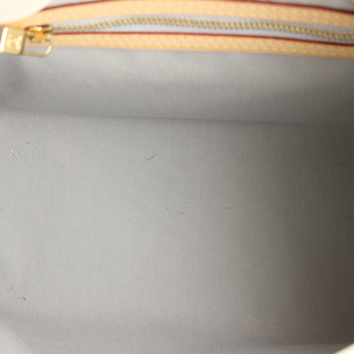 Sac à main Louis Vuitton Reade petit modèle en cuir vernis monogram nacré - Detail D2