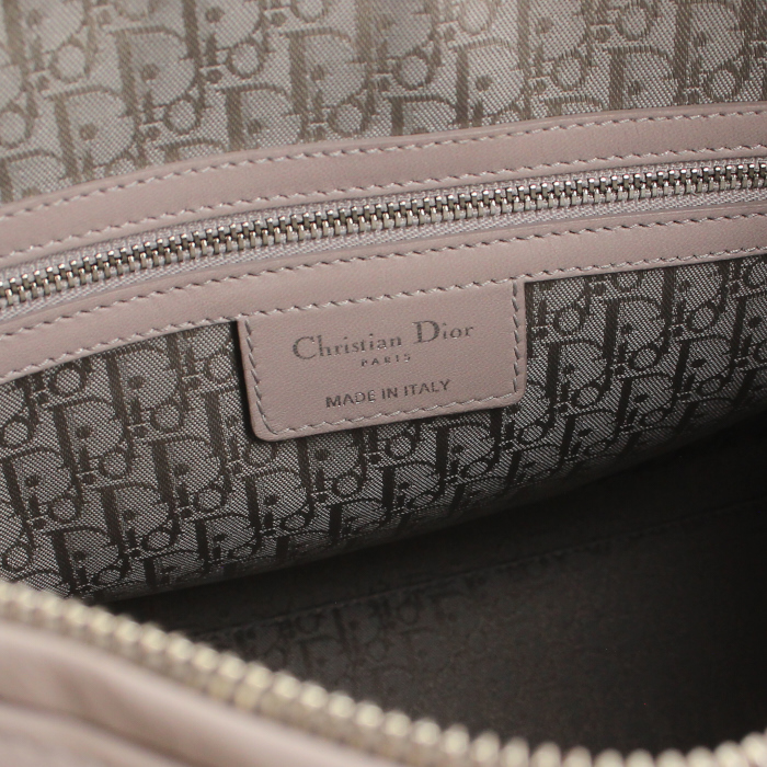 Sac à main Dior Lady Dior grand modèle en cuir cannage parme - Detail D4