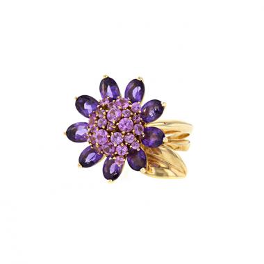 Van Cleef 
Arpels Hawai half-articulated ring in yellow gold,  amethysts and sapphires