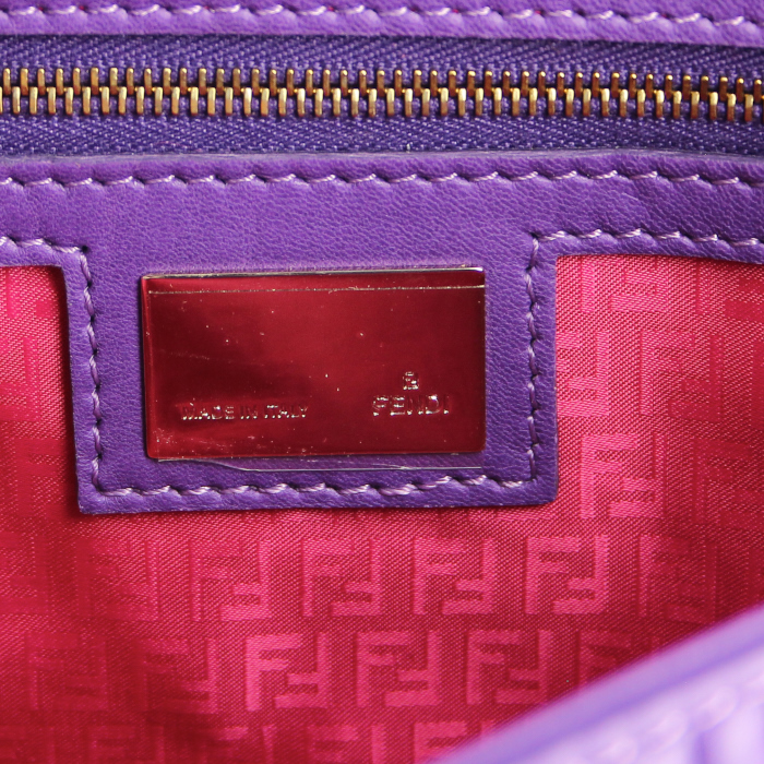 Bolso de mano Fendi en cuero Monogram violeta - Detail D3