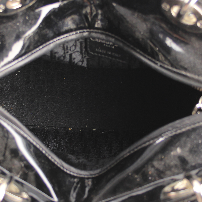 Sac à main Dior Lady Dior moyen modèle en cuir vernis noir - Detail D3